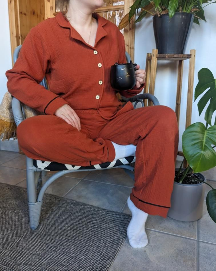 Rostroter selbstgenähter Schlafanzug für Damen aus Musselin nähen lernen