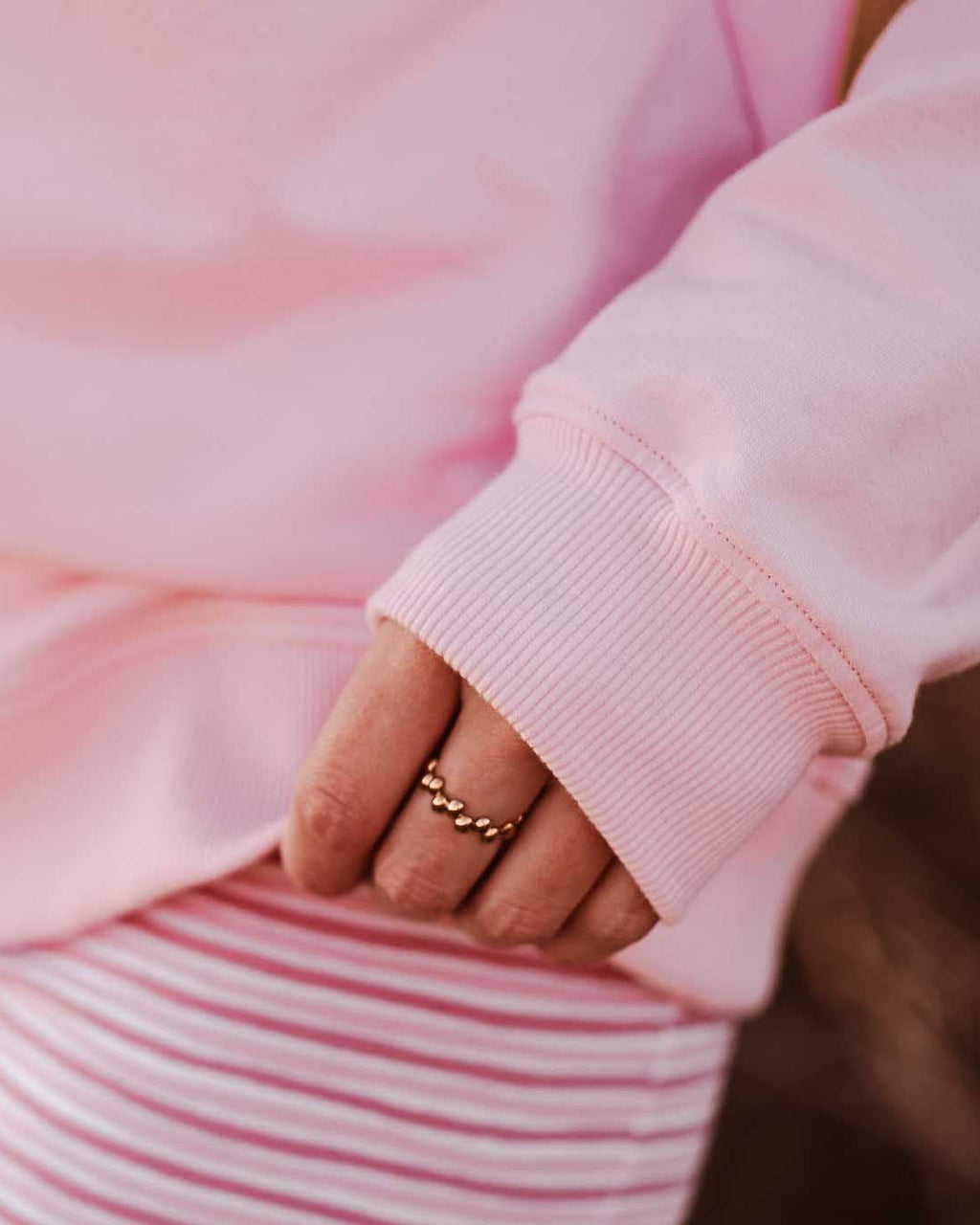 Nahaufnahme Rippbündchen und Absteppung am Sweatshirt Schnittmuster und Nähanleitung