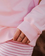 Nahaufnahme Rippbündchen und Absteppung am Sweatshirt Schnittmuster und Nähanleitung