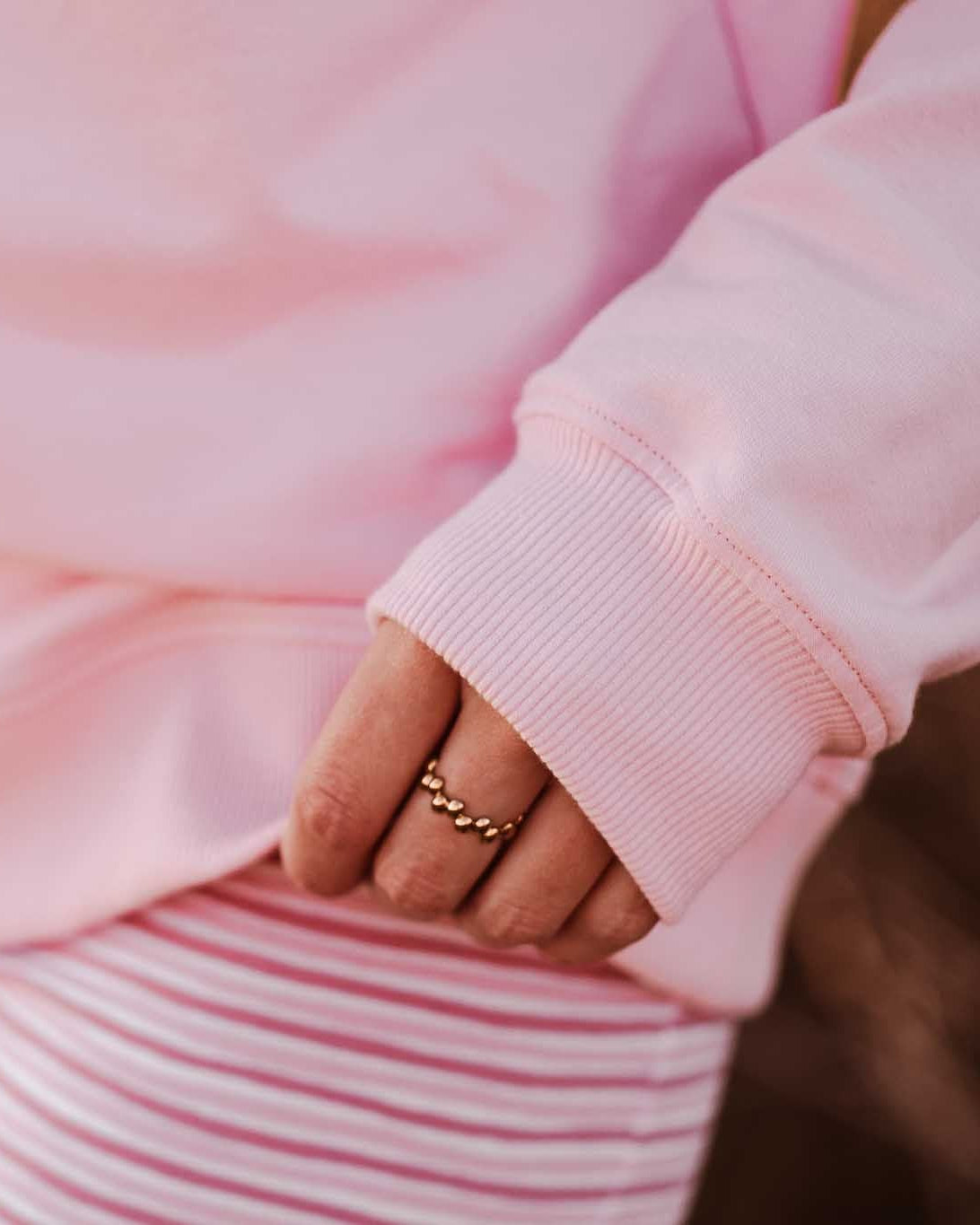 Nahaufnahme Rippbündchen und Absteppung am Sweatshirt Schnittmuster und Nähanleitung