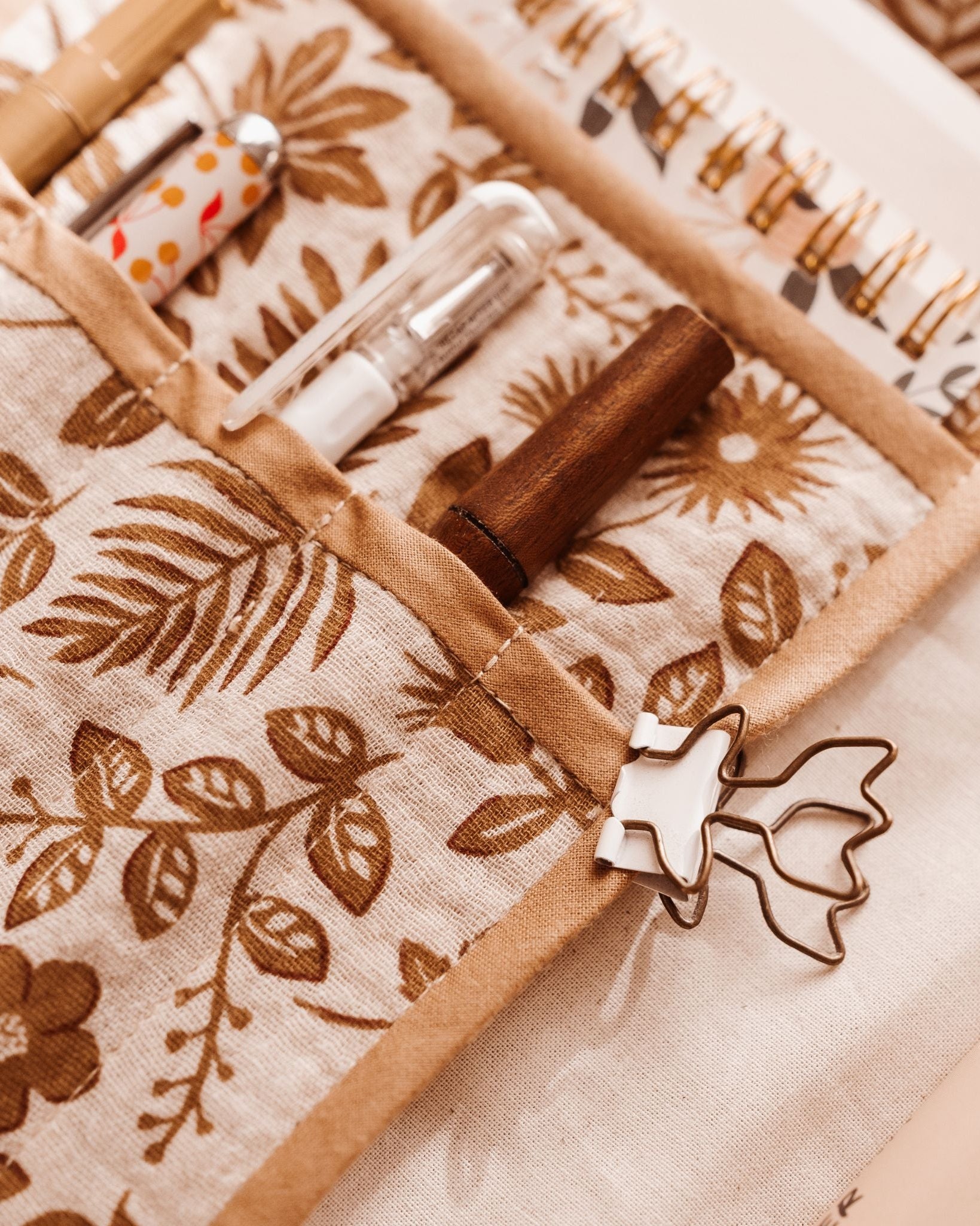 Buchtasche mit Innenfächern nähen - Schnittmuster ANNA mit Stiftefächern