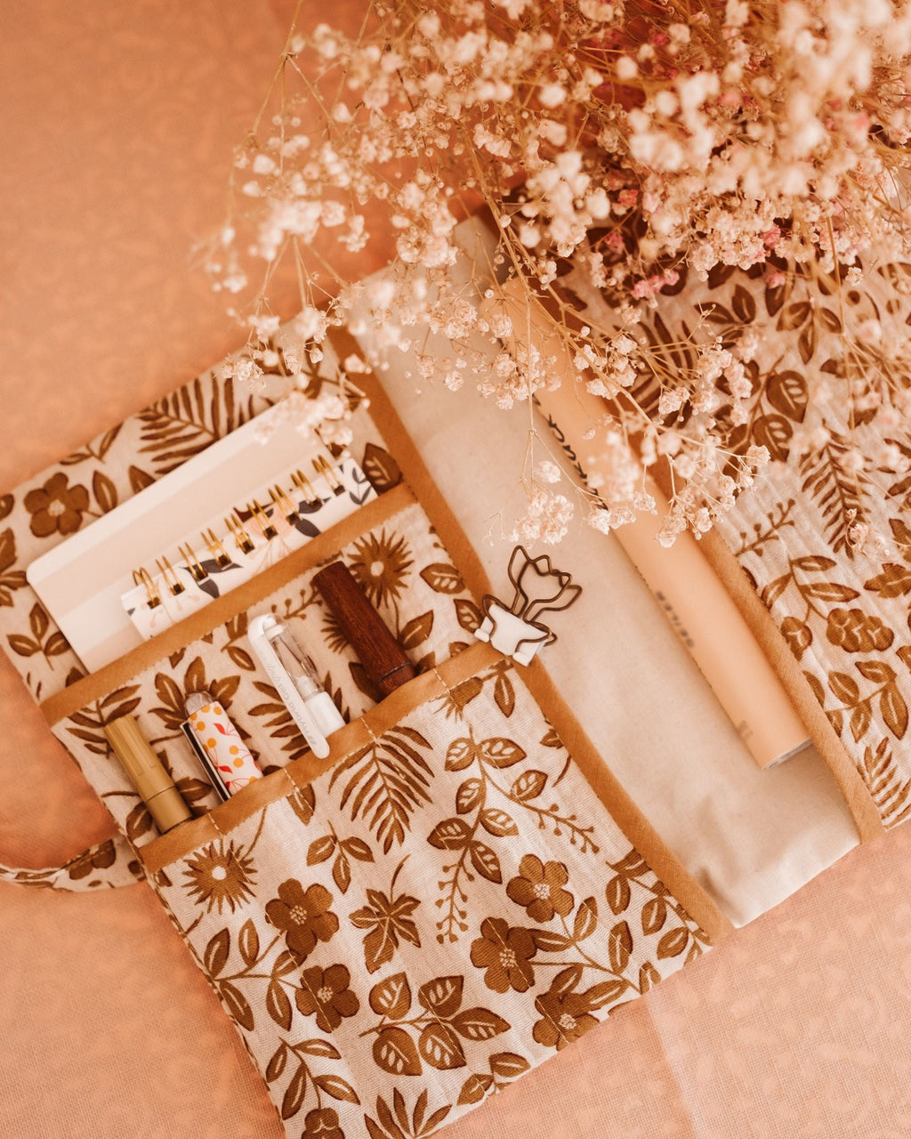 Buchtasche mit Schleife Schnittmuster ANNA - Wattierte Buchhülle